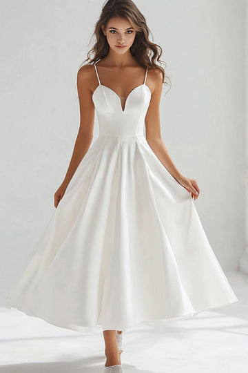 Robe longue de graduation blanche à bretelles spaghetti trapèze